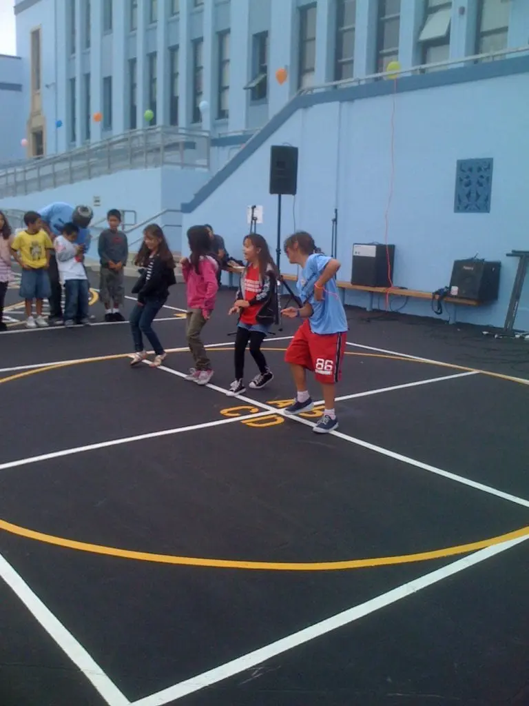 girls dancing