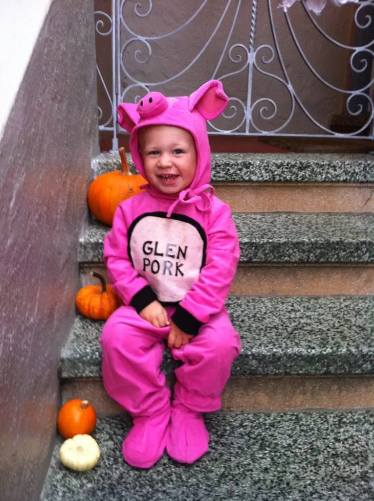 H piggie on stoop-1